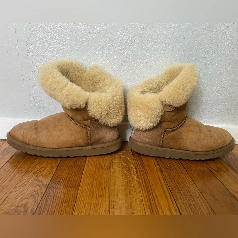 UGG Short Fold Over Suede Chestnut Boots Women’s W9